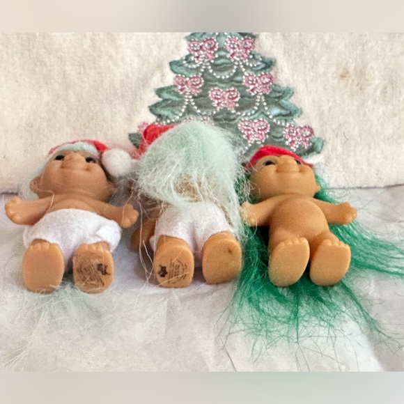 Baby Santa Russ Troll doll 2” tall Christmas Toy - Picture 4 of 5